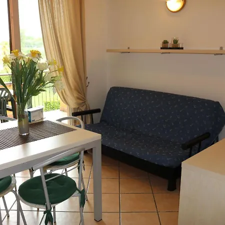 With Nicely Decorated Interior Near Garda * לאזיסה