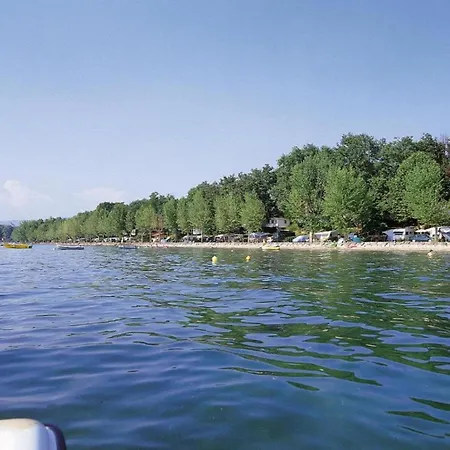 펜션 With Nicely Decorated Interior Near Garda *