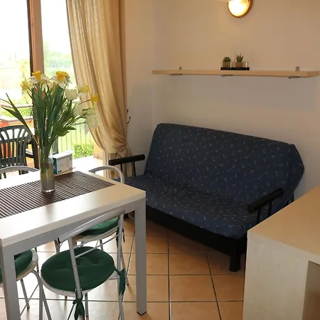 펜션 With Nicely Decorated Interior Near Garda
